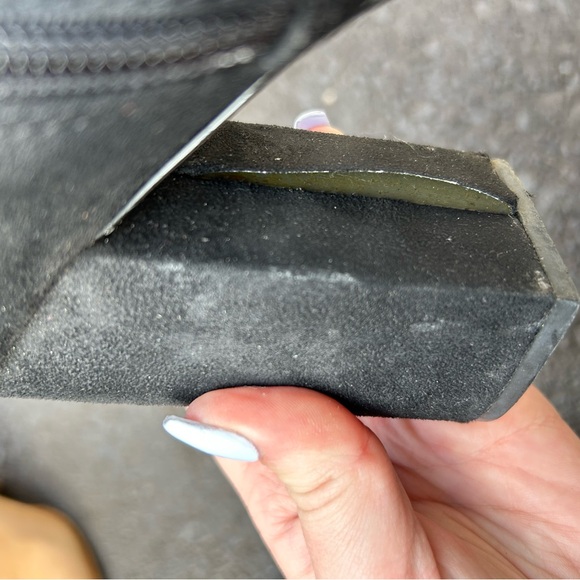 Black boots - Picture 4 of 4